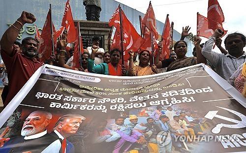 지난해 트럼프 관세 정책에 반대해 시위한 인도 노동자들 [EPA 연합뉴스 자료사진. 재판매 및 DB 금지]