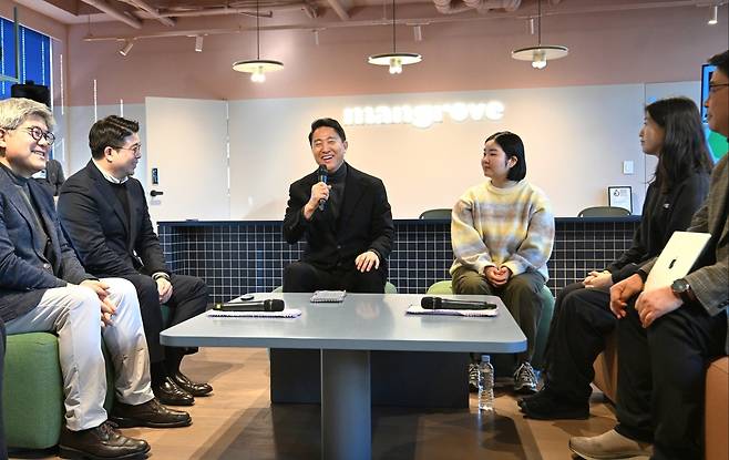 오세훈 "민간임대 규제, 서민 주거불안 높여…대출제한 풀어야" (서울=연합뉴스) 오세훈 서울시장이 8일 오전 민간임대주택 현장을 찾아 사업자, 입주민 및 관계자와 민간임대주택 활성화 방안을 논의하고 있다. 2026.1.8 [서울시 제공. 재판매 및 DB 금지]