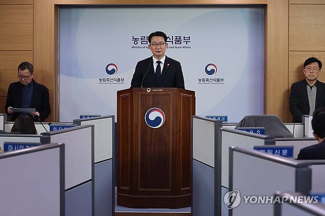 농식품부, 농협중앙회·농협재단 특별감사 브리핑 (세종=연합뉴스) 김주성 기자 = 김종구 농림축산식품부 차관이 8일 정부세종청사 기자실에서 농협중앙회와 농협재단에 대한 특별감사 중간 결과를 브리핑하고 있다. 2026.1.8 utzza@yna.co.kr