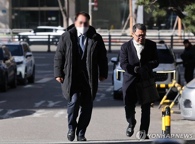 '김병기 공천헌금 탄원' 전 구의원 A씨, 경찰 소환조사 (서울=연합뉴스) 류영석 기자 = 더불어민주당 김병기 의원에게 '공천헌금'을 건넸다는 내용의 탄원서를 작성한 전직 동작구의원 A 씨가 8일 경찰 조사를 받기 위해 마포구 서울경찰청 공공범죄수사대에 피의자 신분으로 출석하고 있다. 2026.1.8 ondol@yna.co.kr