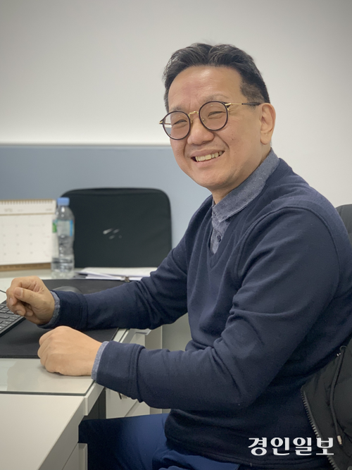 지난 8일 오후 시흥시 정왕동 SPC삼립 민주노총 노조 사무실에서 최종흥 조직부장을 만났다. 그는 한때 인천에서 제과점을 운영하던 동네빵집 ‘사장님’이었다. 그러다 인근에 파리바게뜨가 들어서면서 매출 하락 등으로 가게를 접어야했다. 이후 그는 SPC삼립 시화공장에 취업해 현재 중간 관리자로 일하고 있다. 지난해 9월 민주노총 산하 노조를 만들고 현재 조직부장으로 활동 중이다. 2026.1.8 /유혜연기자 pi@kyeognin.com