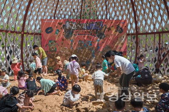 ▲ 울주문화재단은 오는 5월초 개최되는 '2026 울산옹기축제'의 성공적 운영을 위한 주민기획단이 지난 7일부터 본격적인 활동을 시작했다고 8일 밝혔다. 주민기획단은 주민 주도형 축제 실현을 목표로 지난 2024년부터 구성·운영해 온 자발적 참여 조직이다. 사진은 지난해 열린 '2025 울산옹기축제' 모습.