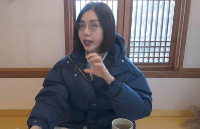 방송인 백지연은 50대부터 운동 습관을 만들고 여전히 실천 중이다. 하루 6시간 이상 자는 습관, 견과류 섭취하기 등도 그의 건강 관리 비결이다. 사진=유튜브 채널 '지금백지연'