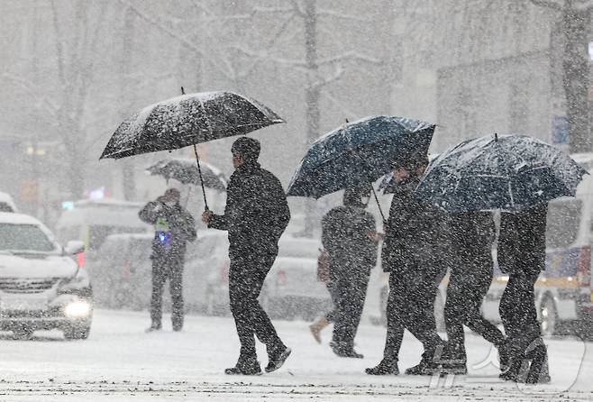 서울에 대설주의보가 내려진 6일 오후 서울 종로구 종각역 인근에서 시민들이 발걸음을 재촉하고 있다. 2025.2.6/뉴스1 ⓒ News1 김도우 기자