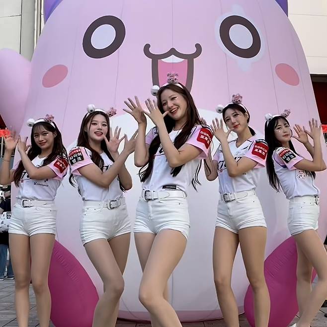 KT 치어리더 팀이 지난시즌 밈이었던 피리 춤 포즈를 취하고 있다. 사진 | 김해리 치어리더 SNS