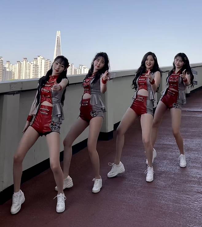 KT 치어리더팀이 피리 춤 숏폼 영상을 촬영하고 있다. 사진 | 김해리 치어리더 SNS