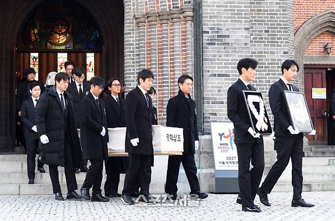 9일 故 안성기의 운구 행렬이서울 중구 명동성당에서 장례미사를 마치고 영결식장으로 이동하고 있다. 영정과 금관문화훈장은 정우성과 이정재가 들었으며 운구는 설경구, 조우진, 주지훈, 박해일, 박철민, 유지태가 맡았다. 2026. 1. 9.  박진업 기자 upandup@sportsseoul.com