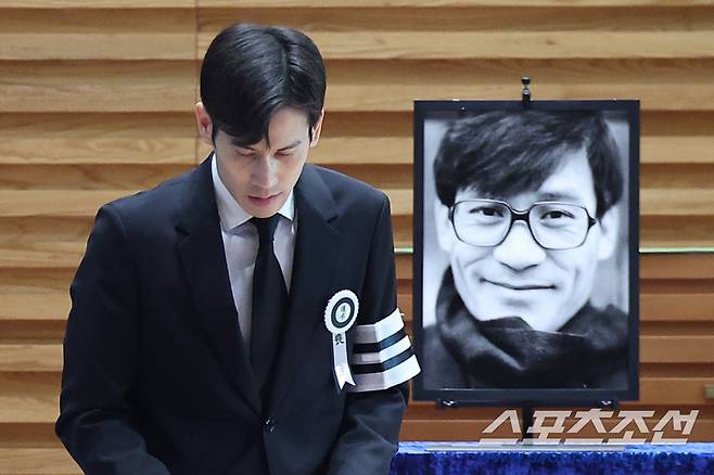 고 안성기 영결식이 9일 오전 서울 중구 명동성당에서 열렸다. 고인의 아들 안다빈씨가 인사말을 마치고 자리로 돌아가고 있다. 명동성당=송정헌 기자songs@sportschosun.com/2026.01.09/