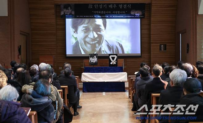 고 안성기 영결식이 9일 오전 서울 중구 명동성당에서 열렸다. 안성기 추모하는 영화인들. 명동성당=송정헌 기자songs@sportschosun.com/2026.01.09/