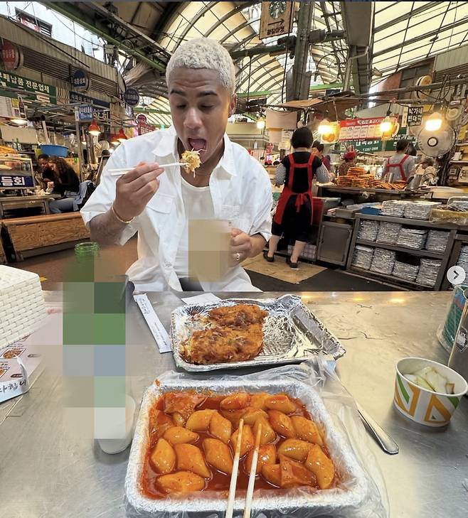 J리거 시절 휴가 때 한국을 찾아 K푸드를 즐기고 있는 델란. 새시즌 수원FC 유니폼을 입게 됐다. 사진출처=델란 SNS