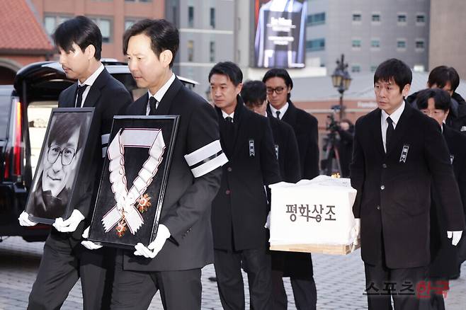 배우 故 안성기의 영결식이 9일 오전 서울 중구 명동성당에서 엄수된 가운데 정우성이 영정 사진을 들고, 이정재가 훈장을 봉헌하고 있다. 설경구, 박철민, 유지태, 박해일, 조우진, 주지훈이 운구에 참여했다. 26.1.9 ⓒ이혜영 기자 lhy@hankooki.com