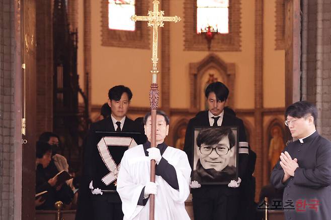 배우 故 안성기의 영결식이 9일 오전 서울 중구 명동성당에서 엄수된 가운데 정우성이 영정 사진을 들고, 이정재가 훈장을 봉헌하고 있다. 설경구, 박철민, 유지태, 박해일, 조우진, 주지훈이 운구에 참여했다. 26.1.9 ⓒ이혜영 기자 lhy@hankooki.com