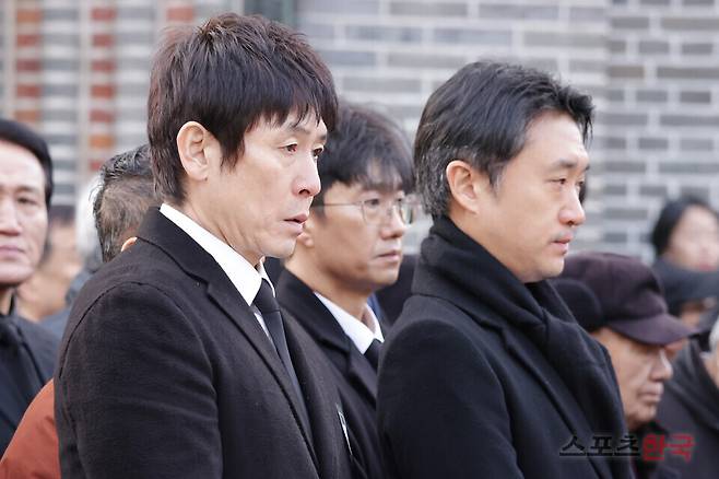 9일 오전 서울 중구 명동성당에서 엄수된 배우 故 안성기의 영결식에 참석한 설경구, 조우진, 박해일. 26.1.9 ⓒ이혜영 기자 lhy@hankooki.com