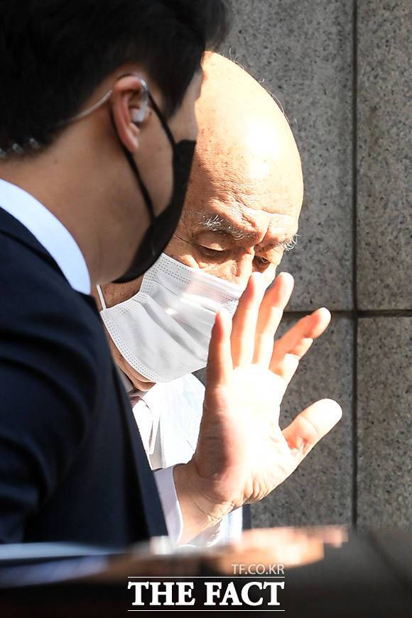 손 흔들어 보이는 전두환 전 대통령./더팩트 DB