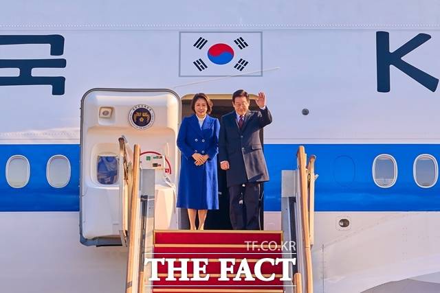 이재명 대통령은 13일부터 1박 2일 일정으로 일본 나라를 방문, 다카이치 사나에 일본 총리와 정상회담을 갖는다고 청와대가 9일 밝혔다. 이 대통령이 4일 경기도 성남시 서울공항에서 중국 국빈 방문을 위해 영부인 김혜경 여사와 함께 대통령 전용기인 공군1호기에 올라 손을 흔들고 있다. /청와대