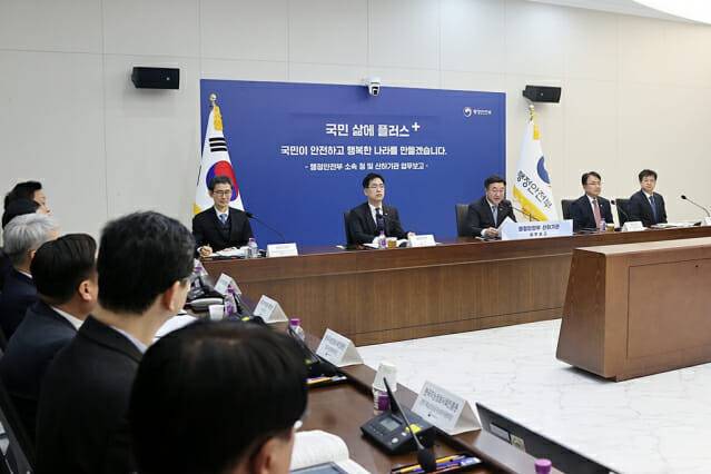 윤호중 행정안전부 장관(오른쪽 세번째)이 8일 정부세종청사 중앙동에서 열린 2026년 산하기관(한국지능정보사회진흥원, 한국승강기안전공단, 한국지역정보개발원) 업무보고에서 모두 발언을 하고 있다. (사진=행정안전부)