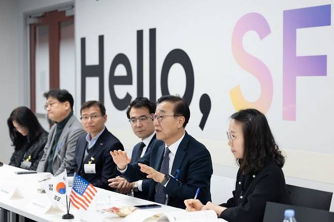 김윤덕 국토교통부 장관(오른쪽 두 번째)이 8일(현지시간) 미국 샌프란시스코에 있는 자율주행 기술기업 웨이모를 찾아 발언하고 있다. 국토부 제공