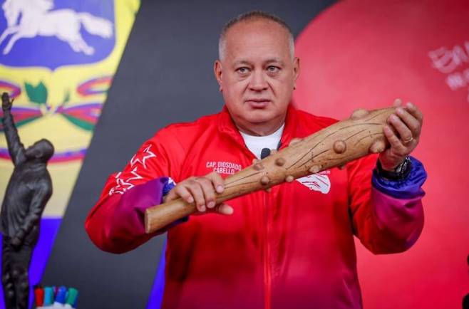 디오스다도 카베요 베네수엘라 내무장관이 자신이 매주 수요일 공영방송에서 진행하는 TV쇼 '망치로 때리기'의 상징인 방망이를 들고 있는 모습. /'콘엘마조단도' 공식 홈페이지