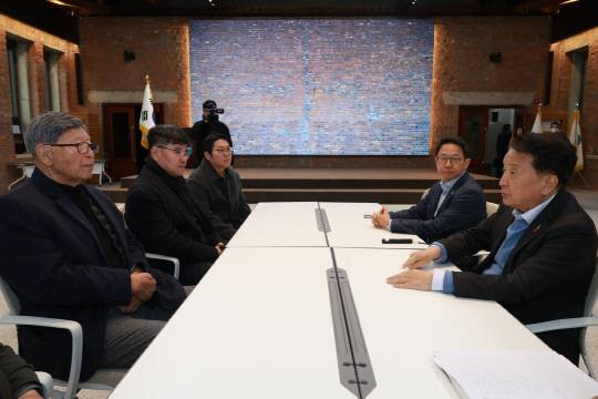 충북도는 9일 김응용 전 한화이글스 감독을 비롯한 야구계 원로와 협회 관계자들을 초청해 간담회를 열고, 돔구장 건립 추진 방향과 협력 방안을 논의했다. 충북도 제공
