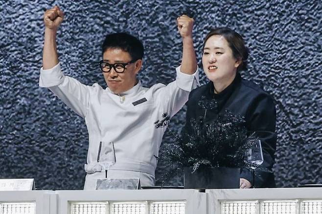 윤주모와 함께 미션에 임한 임성근 셰프ⓒ넷플릭스