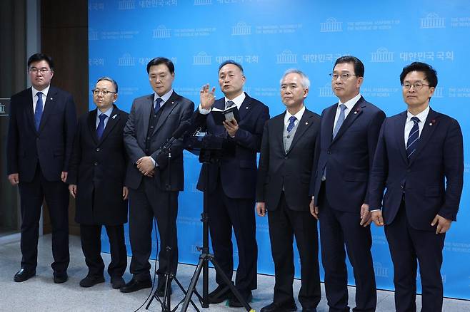 김원이 더불어민주당 전남도당위원장과 양부남 광주시당위원장 등이 9일 서울 여의도 국회 소통관에서 광주전남 통합 관련 청와대 오찬간담회 브리핑을 하고 있다. 2026.1.9/뉴스1