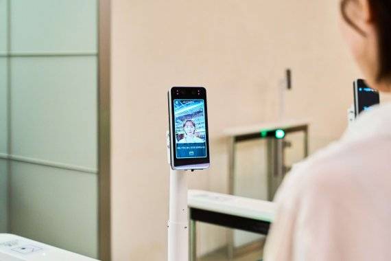 현대차·기아가 미국 라스베이거스에서 열린 'CES 파운드리 2026'에 참가해 인공지능(AI) 반도체 전문기업 '딥엑스'와 협력으로 '온-디바이스(On-Device) AI'를 위한 AI 칩 개발을 완료하고 양산을 위한 준비를 마쳤다 8일(현지시간) 밝혔다. 사진은 현대차·기아 로보틱스랩이 자체 개발한 AI 제어기를 장착한 안면인식 기능 'Facey(페이시)' 모습. 사진=현대차그룹 제공