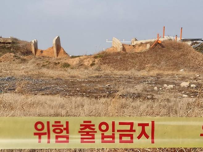 2024년 12월 29일 오전 9시 3분에서 시간이 멈춰선 29일 무안공항 로컬라이저 둔덕. 사진=김동호 기자