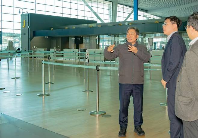 이학재 인천국제공항공사 사장(왼쪽 첫번째)이 지난 8일 인천공항 제2여객터미널에서 아시아나항공 체크인카운터 시설을 점검하고 있다. 인천국제공항공사 제공