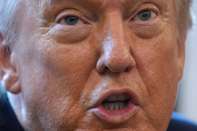 [워싱턴=AP/뉴시스] 도널드 트럼프 미국 대통령이 지난달 18일(현지 시간) 워싱턴 백악관 집무실에서 기자들을 향해 발언하고 있다. 2026.01.09. /사진=뉴시스