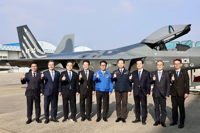 [서울=뉴시스] 추상철 기자 = 김민석 국무총리가 7일 경남 사천시 한국항공우주산업(KAI)를 방문해 생산 완료된 KF-21 보라매 전투기 앞에서 기념촬영을 하고 있다 . (사진= 총리실 제공) 2025.01.07. photo@newsis.com *재판매 및 DB 금지 <저작권자ⓒ 공감언론 뉴시스통신사. 무단전재-재배포 금지.> /사진=뉴시스화상