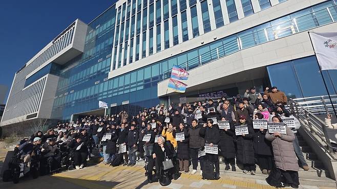 ‘고 뚜안 사망사건 진상규명과 강제단속 중단을 위한 대구·경북지역 공동대책위원회’가 9일 대구출입국외국인사무소 앞에서 농성 해단식을 열고 있다. 김규현 기자