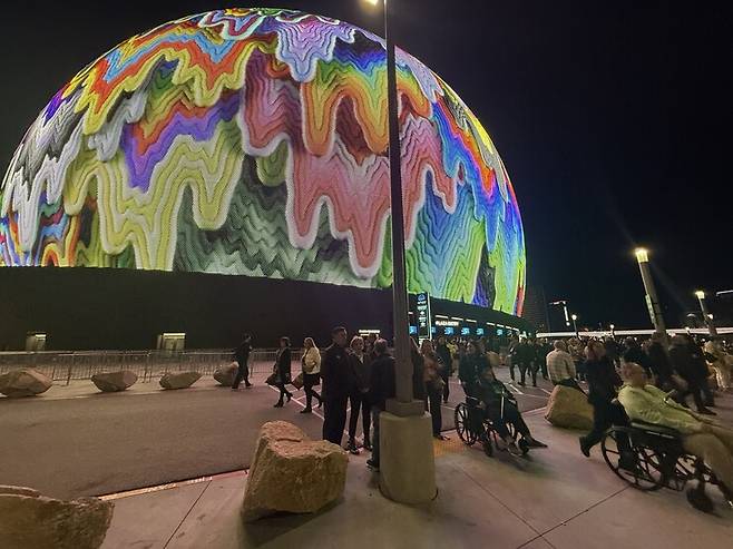 어두워지자 더욱 영롱하게 빛나는 스피어의 외벽. 이재호 기자 ph@hani.co.kr