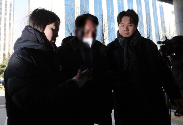 김 전 원내대표에게 '공천 헌금'을 건넸다가 돌려받았다는 탄원서를 작성한 전직 동작구의원 전모씨가 8일 서울 마포구 서울경찰청 공공범죄수사대에 출석하고 있다. 뉴시스