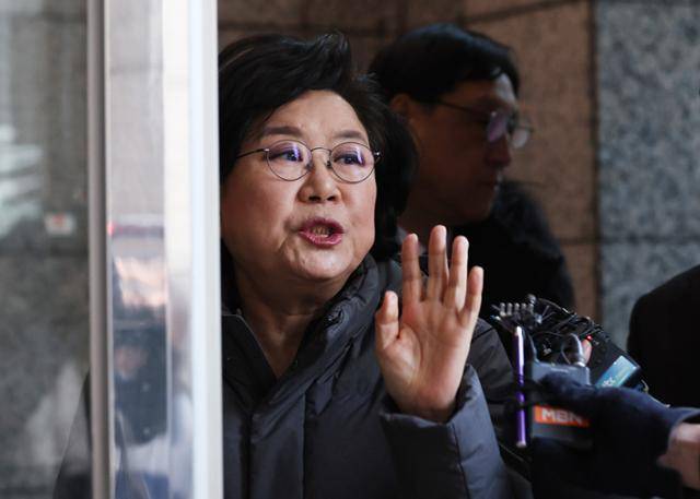 이혜훈 기획예산처 장관 후보자가 8일 서울 중구 예금보험공사에 마련된 청문회 준비 사무실로 출근하며 취재진 질문에 손사래를 치고 있다. 뉴시스