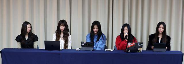 그룹 뉴진스가 28일 서울 강남구 스페이스쉐어 삼성역센터에서 어도어와의 전속계약 해지 관련 긴급 기자회견을 하고 있다. 왼쪽부터 해린, 다니엘, 하니, 민지, 혜인. 사진공동취재단