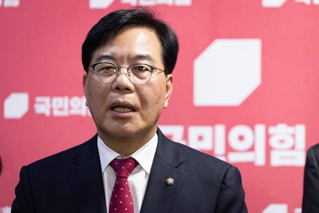 송언석 국민의힘 원내대표가 6일 국회에서 현안 관련 백브리핑을 하고 있다. 뉴스1