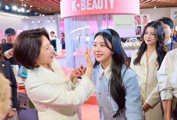 중국을 국빈 방문한 김혜경 여사가 상하이 푸싱예술센터에서 열린‘상하이 K-뷰티 글로우 위크’ 행사장을 방문했다. / 사진= 연합뉴스