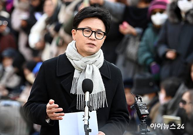 한동훈 국민의힘 전 대표가 3일 서울 여의도 국회도서관 앞 쪽문에서 12ㆍ3 비상계엄 1주년 관련 기자회견을 하고 있다. [사진=곽영래 기자]