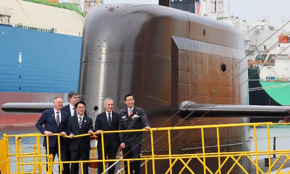 김민석 국무총리와 마크 카니 캐나다 총리가 경남 거제 한화오션 거제조선소에서 장영실함을 시찰하고 있다. 앞줄 왼쪽부터 데이비드 맥귄티 캐나다 국방장관, 김 총리, 카니 총리, 김동관 한화그룹 부회장. [사진=연합뉴스]