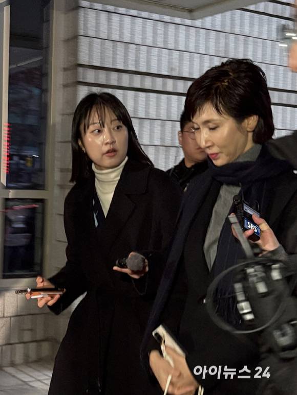 노소영 아트센터 나비 관장이 9일 오후 서울 서초구 서울고등법원에서 열린 최태원 SK그룹 회장과의 재산분할 파기환송심 첫 변론기일에 출석하고 있다. 2026.01.09 [사진=권서아 기자]