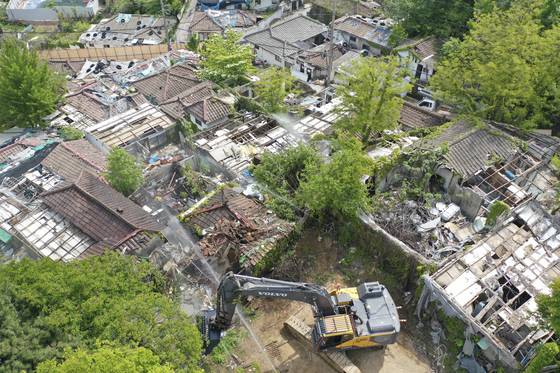 서울 노원구 불암산 자락 '백사마을' 철거가 시작되고 있다. [사진 공동취재단]