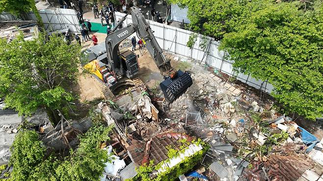 GS건설은 지난해 5월 8일부터 서울 노원구 백사마을 현장에서 철거 공사를 진행 중이다. [중앙포토]