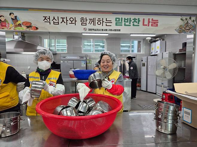 8일 경북 구미시 사곡동 적십자재난구호센터에서 배금옥 할머니가 반찬통을 세척한 뒤 정리하고 있다. 사진 배금옥