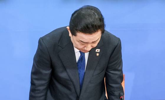 김병기 더불어민주당 원내대표가 지난해 12월 30일 오전 국회에서 열린 원내대책회의에서 사퇴의사를 밝힌 뒤 고개 숙여 인사하고 있다. 김성룡 기자