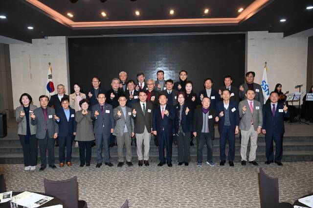 ▲ 강원도사회복지협의회(회장 박승용)는 8일 춘천 스카이컨벤션 세인트홀에서 ‘2026년 사회복지인 신년인사회 및 제14대 회장 취임식’을 개최했다.  방도겸 기자