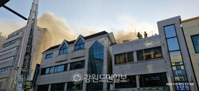 ▲ 9일 오전 8시 50분쯤 양양시장 인근 한 주택에서 화재가 발생했다. 이날 시작된 불은 인근 상가까지 옮겨 붙었으며, 마침 양양장날까지 겹치면서 시가지 일대가 극심한 혼잡을 겪었다. 최 훈