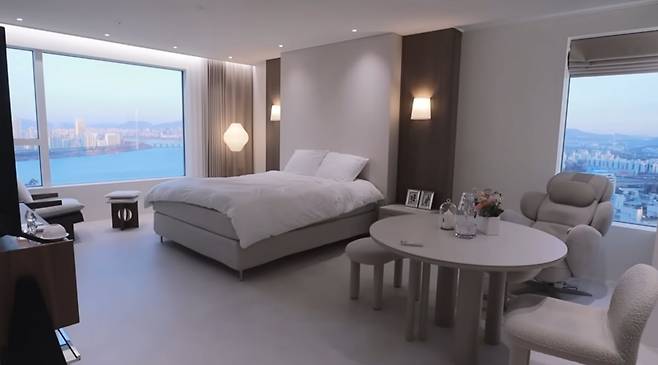 한강조망이 가능한 유튜버 아옳이 입주 아파트 침실 모습. 사진=아옳이 유튜브 영상 갈무리