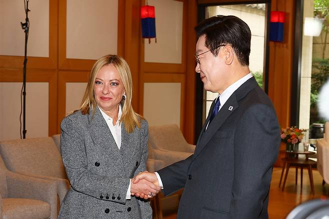 이재명 대통령과 조르자 멜로니 이탈리아 총리가 지난해 9월24일(현지시간) 미국 뉴욕 유엔대표부 한국사무소에서 정상회담에 앞서 악수하고 있다. 연합뉴스