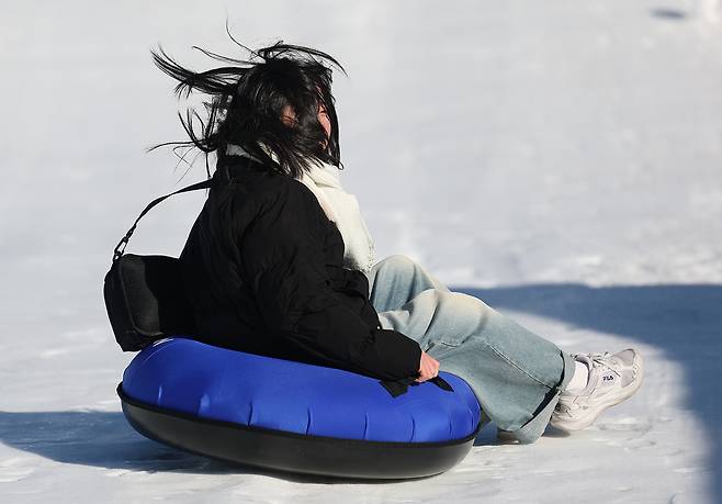 A child sleds at Yeouido Hangang Park in Yeongdeungpo-gu, Seoul, on Dec. 31. (Yonhap)