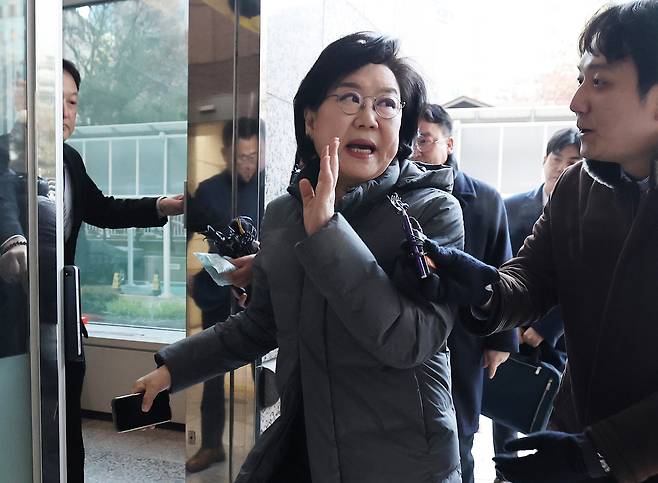 Lee Hye-hoon, nominee for the inaugural minister of the Ministry of Planning and Budget, answers questions from reporters as she arrives at her confirmation hearing preparation office at the Korea Deposit Insurance Corporation headquarters in Jung District, central Seoul, on the morning of Jan. 8. [NEWS1]